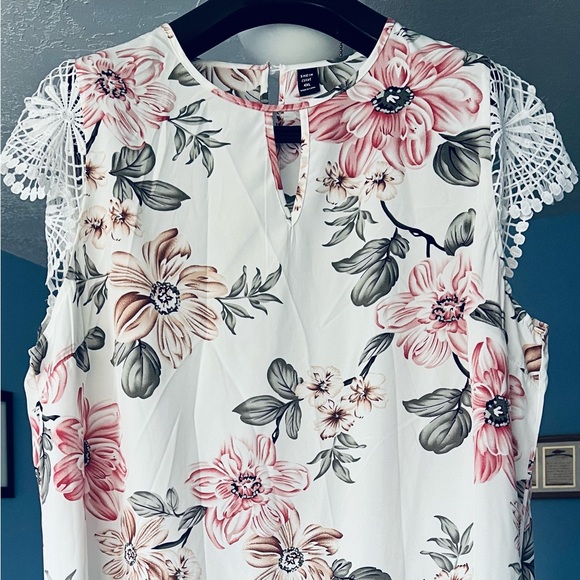 Floral shift dress with lace caplet sleeves - Picture 1 of 1